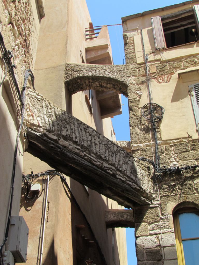 Aqueducts collect water from the roofs and pass it between the houses and storage tanks